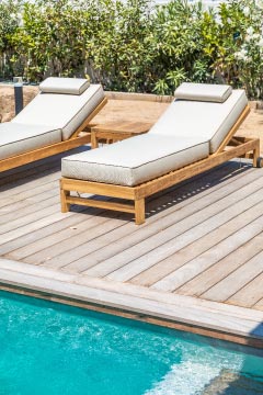 Vue côté intérieur de l'espace de travail de la villa en location en corse du sud