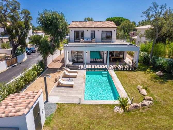 Vue façade avant de la location de luxe en Corse