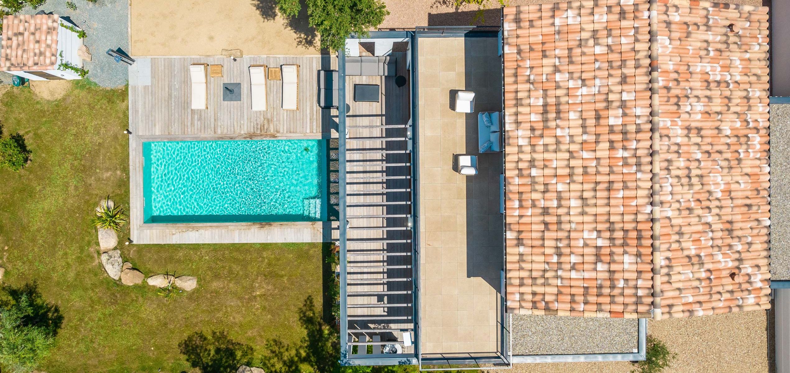 Vue aérienne de dessus de la villa en location en corse du sud