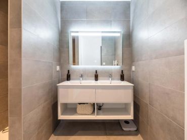 Vue d'une salle de bain de la villa en location en corse du sud