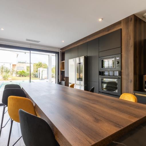 Vue de la cuisine moderne dans la villa en location au sud de la Corse